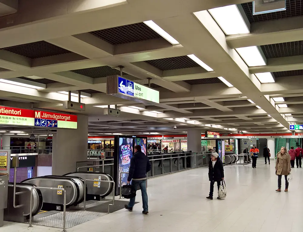 Rautatientorin metroaseman uusi valaistus.